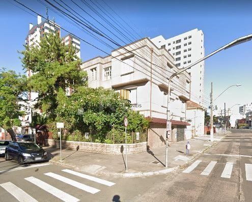 Prédio com total de três pavimentos, para moradia, lojas e apartamentos - Pilar Imóveis
