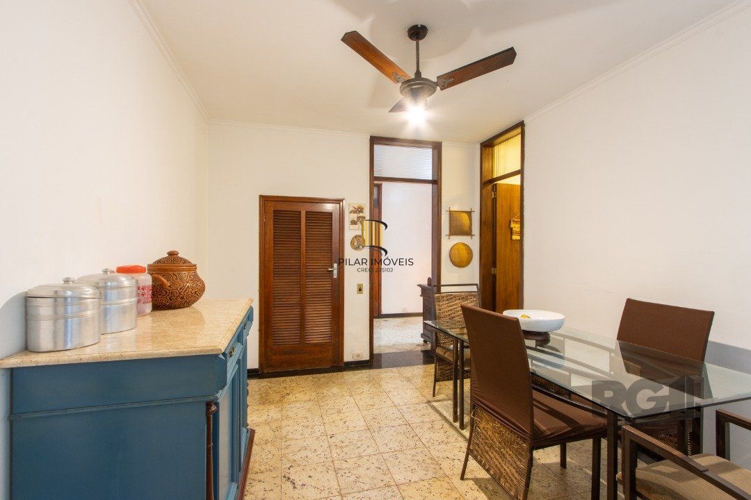 Casa em condomínio que possui  3 dormitórios, sendo 1suíte, lavabo, escritório, possibilidade de um 4 dormitório,