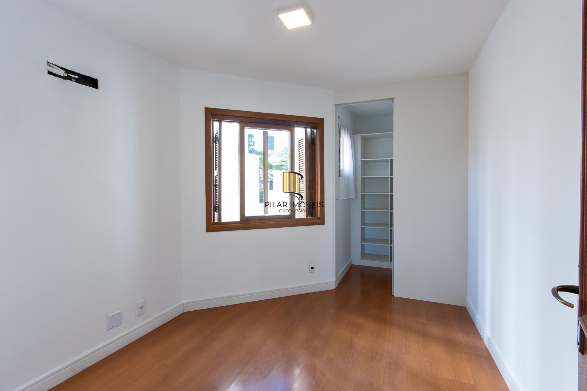 Apartamento com 114.02m², 3 dorm, Petrópolis com lareira e churrasqueira