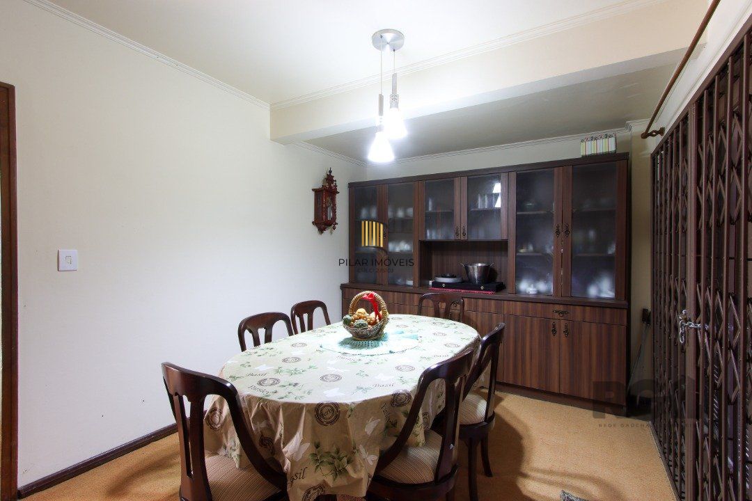 Casa a venda com 03 dormitórios, living 03 ambientes com vista para o Rio.