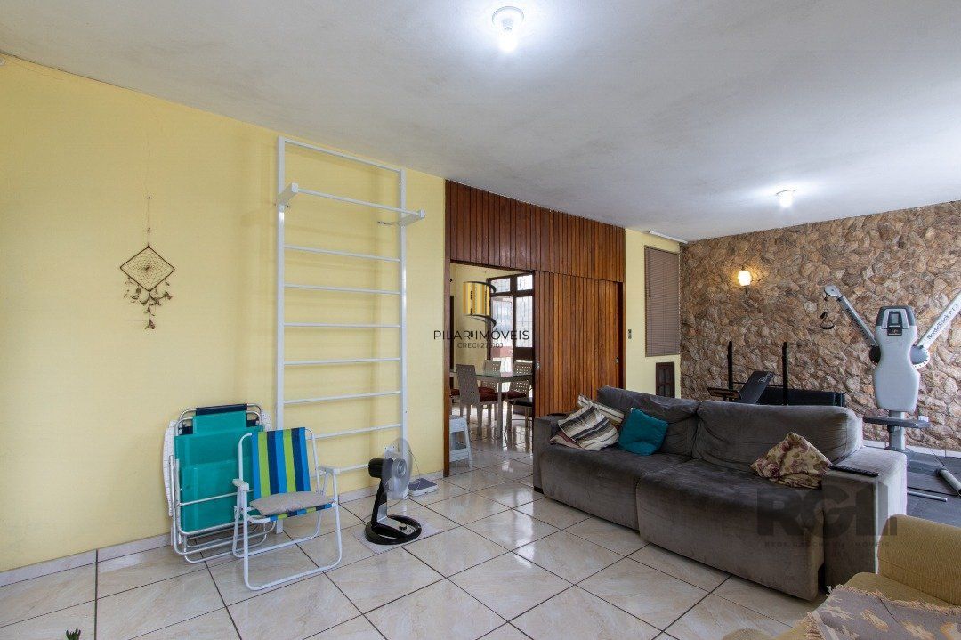 Casa térrea, 3 quartos, 2 banheiros, com pátio no Bairro Cavalhada