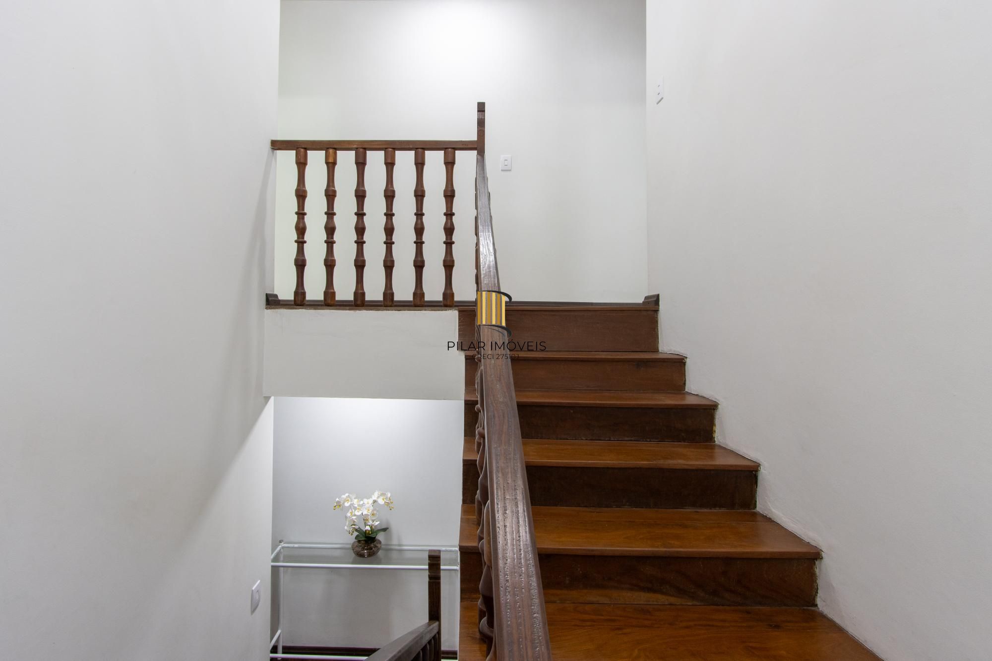 Casa TODA Reformada à Venda  – Mobiliada