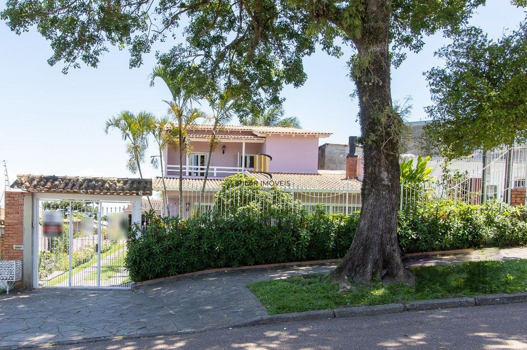 Casa com 4 quartos, suíte, churrasqueira, lareira, garagem coberta e lindo jardim.