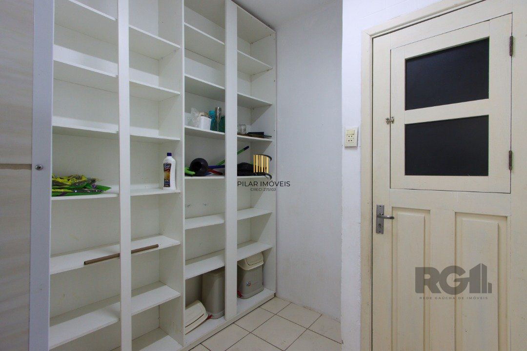 Apartamento semi-mobiliado, possui 3 dormitórios, sendo 1 suíte