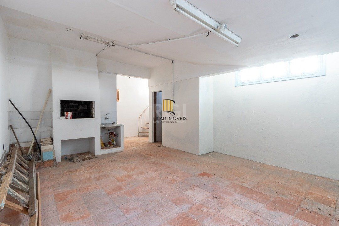 Casa com piscina em localização nobre no bairro Tristeza com vista para Rio Guaíba.