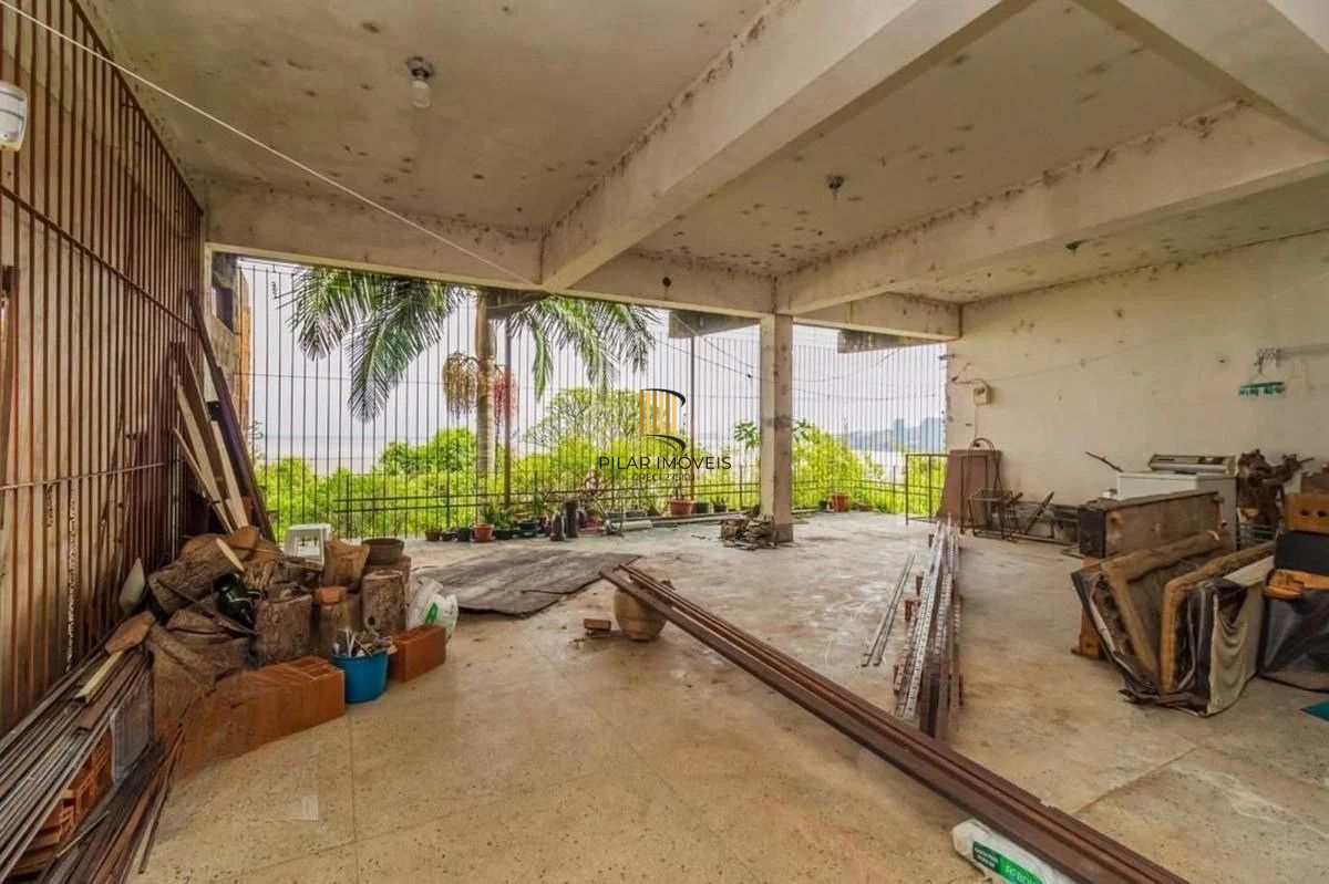 Casa com 5 dormitórios e 3 vagas no bairro Assunção