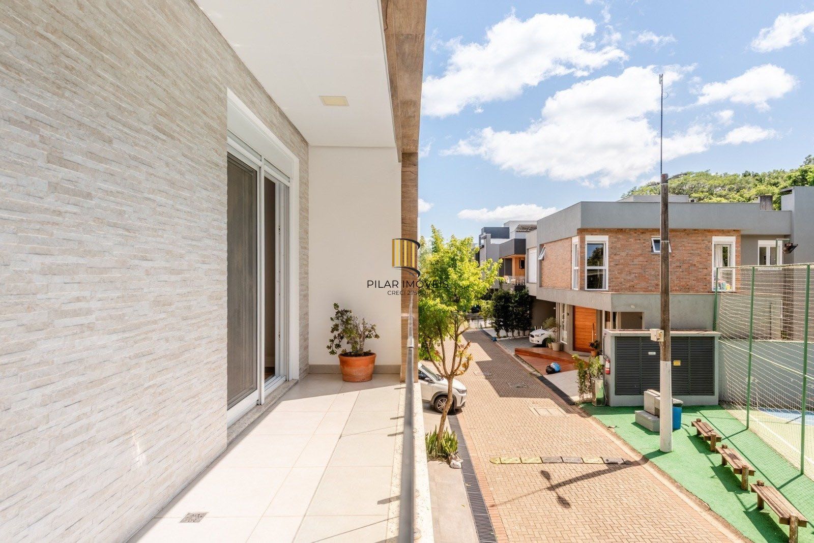 Casa em Condomínio com 228m² e 3 dormitórios, 1 suíte, 3 vagas no bairro Sarandi