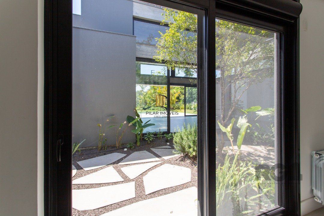 A Casa Le Mans, uma residência térrea de esquina com 389,48m2 de área coberta
