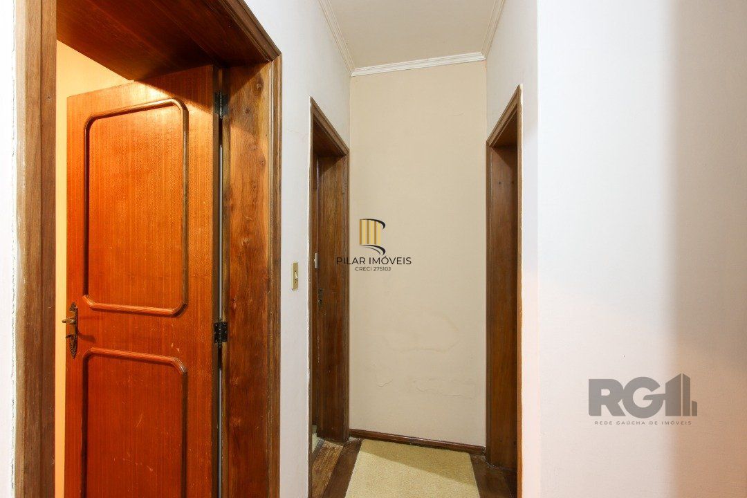 Casa a venda com 03 dormitórios, living 03 ambientes com vista para o Rio.