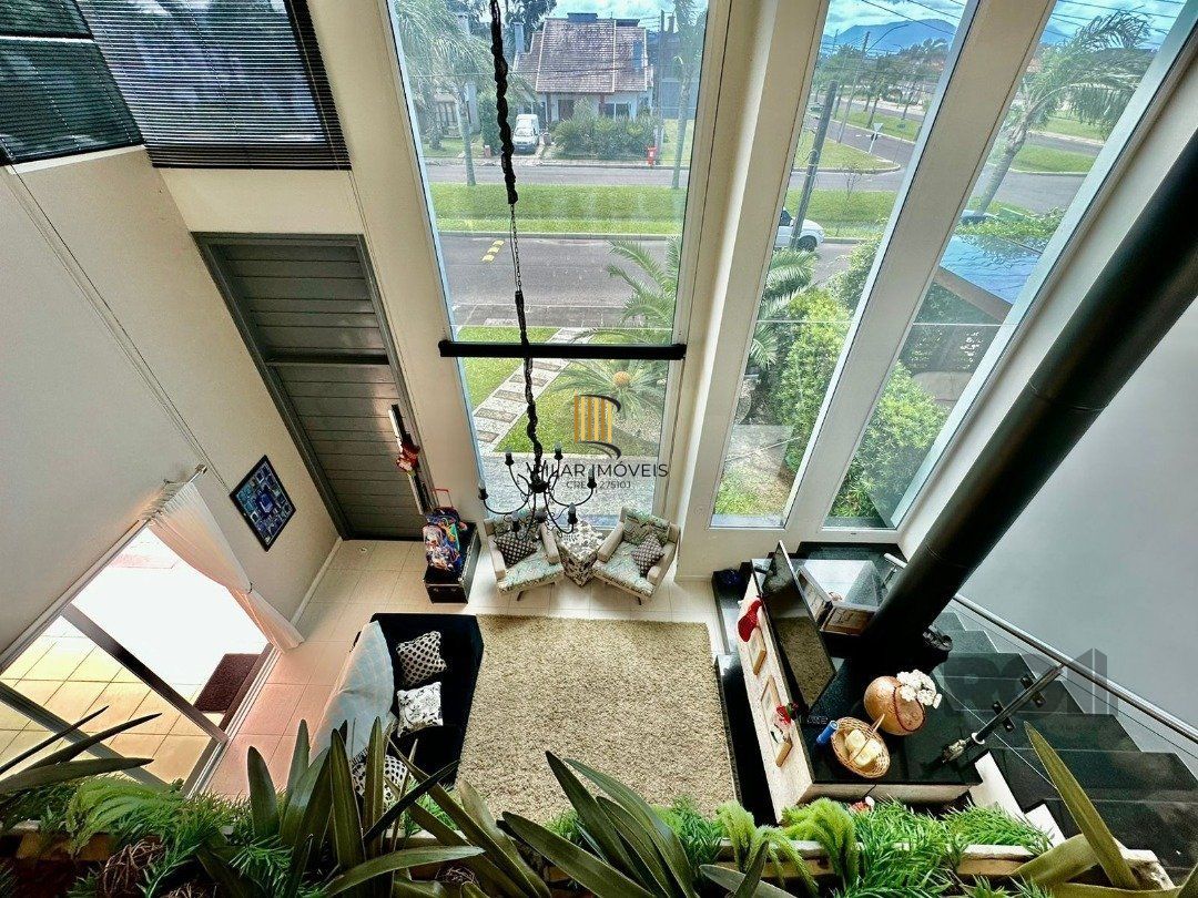 CASA EM CONDOMINIO COM TRES DORMITÓRIOS TRES SUITES