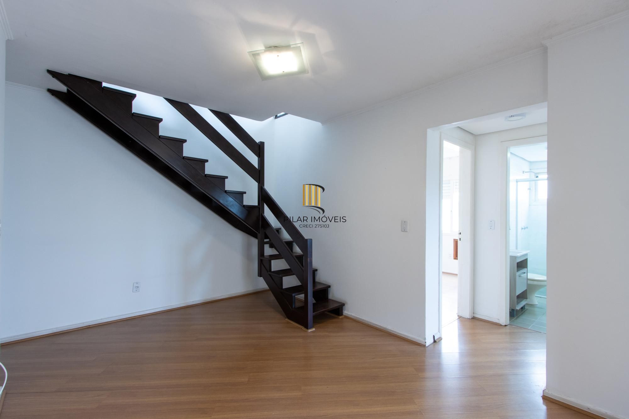 Cobertura com 137m², no Bairro Cristal, de 2 dormitórios, sento uma suíte, ampla sacada, churrasqueira, vista panorâmica, vaga coberta.