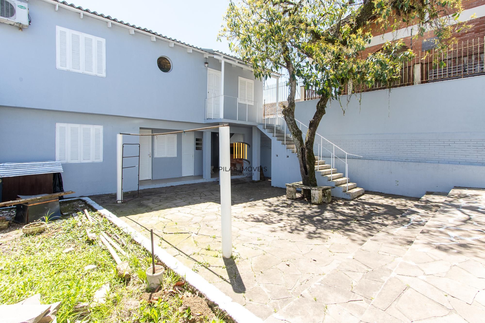 Casa de alvenaria, com 3 quartos, 1 suíte e 3 vagas de garagem.