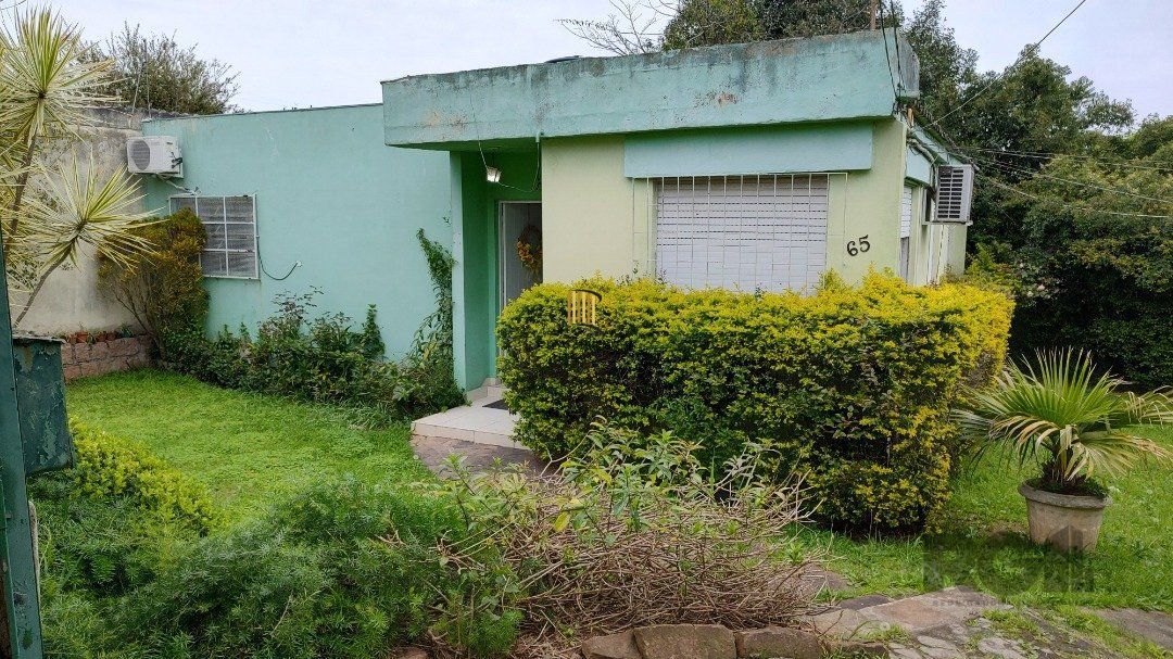 Casa térrea, 3 quartos, amplo pátio - Bairro Santa Tereza