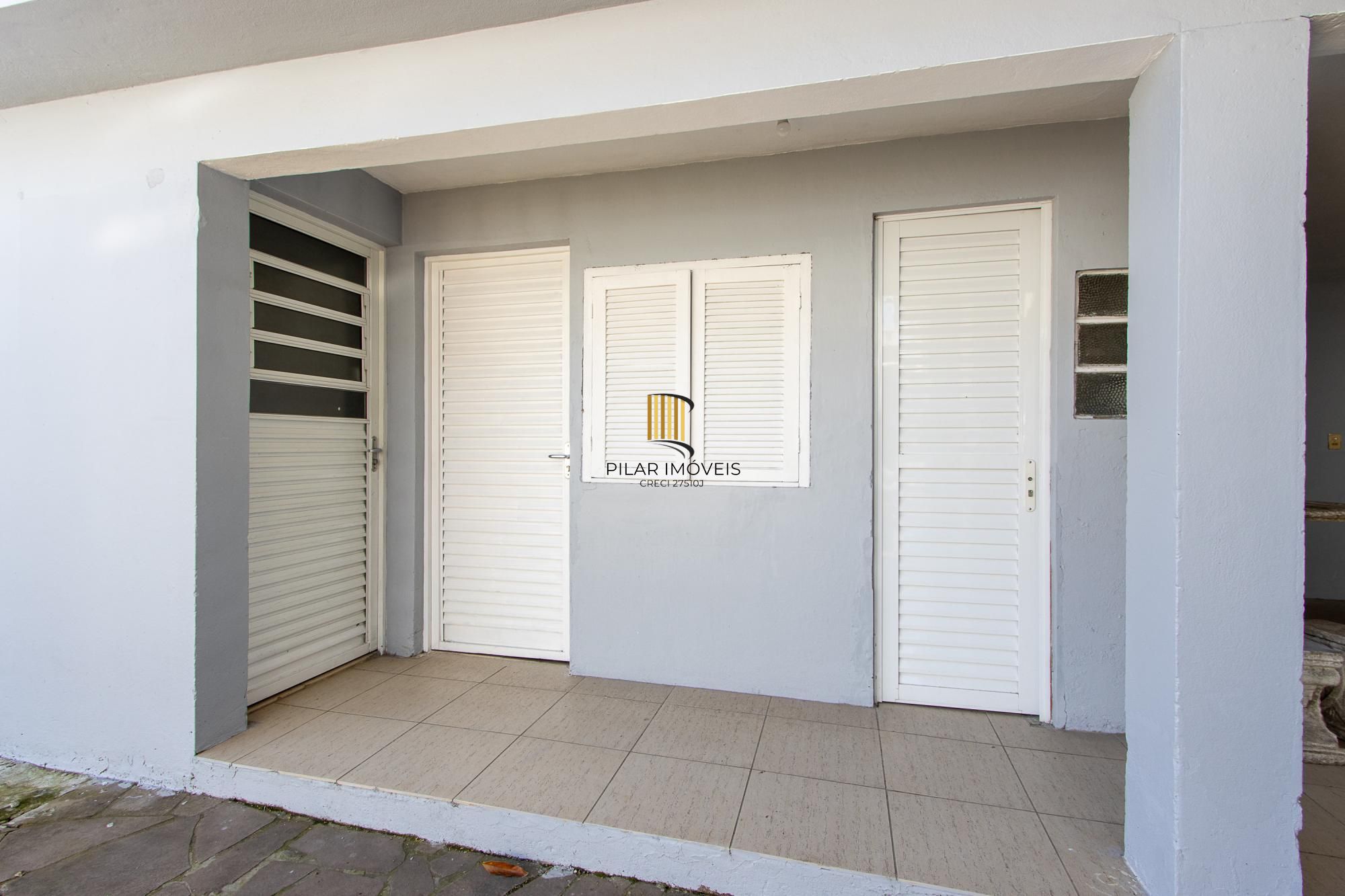 Casa de alvenaria, com 3 quartos, 1 suíte e 3 vagas de garagem.