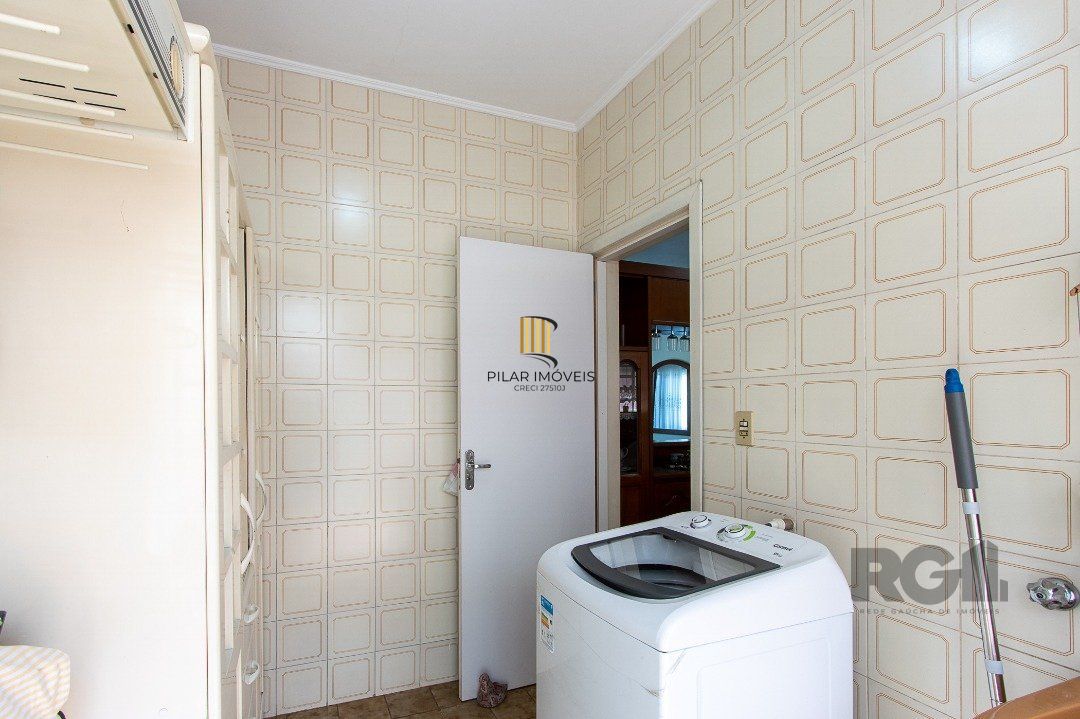 Casa com 4 quartos, suíte, churrasqueira, lareira, garagem coberta e lindo jardim.