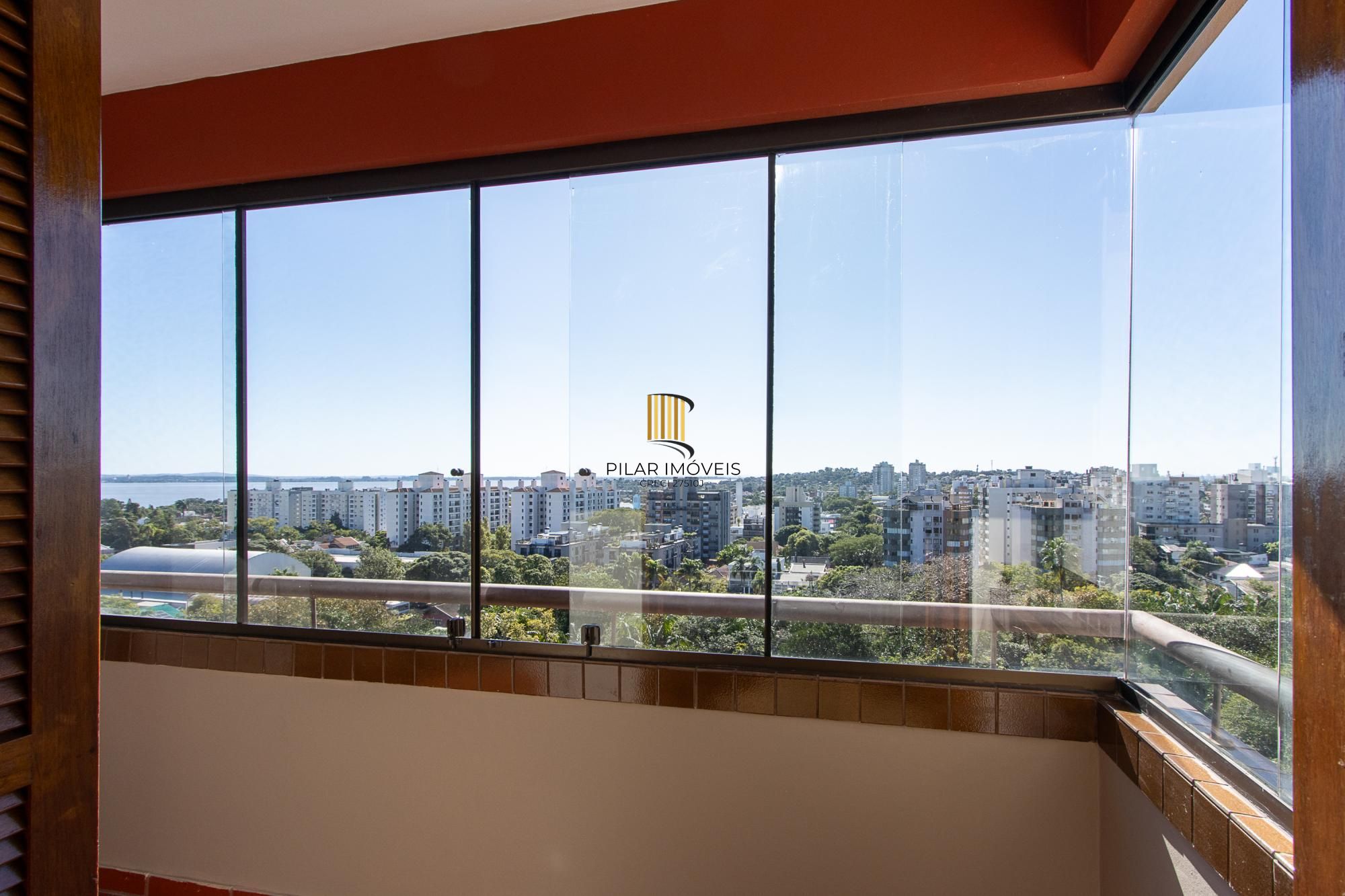 Apartamento de 2 dormitórios, 1 suíte e 2 vagas de garagem no bairro Tristeza.