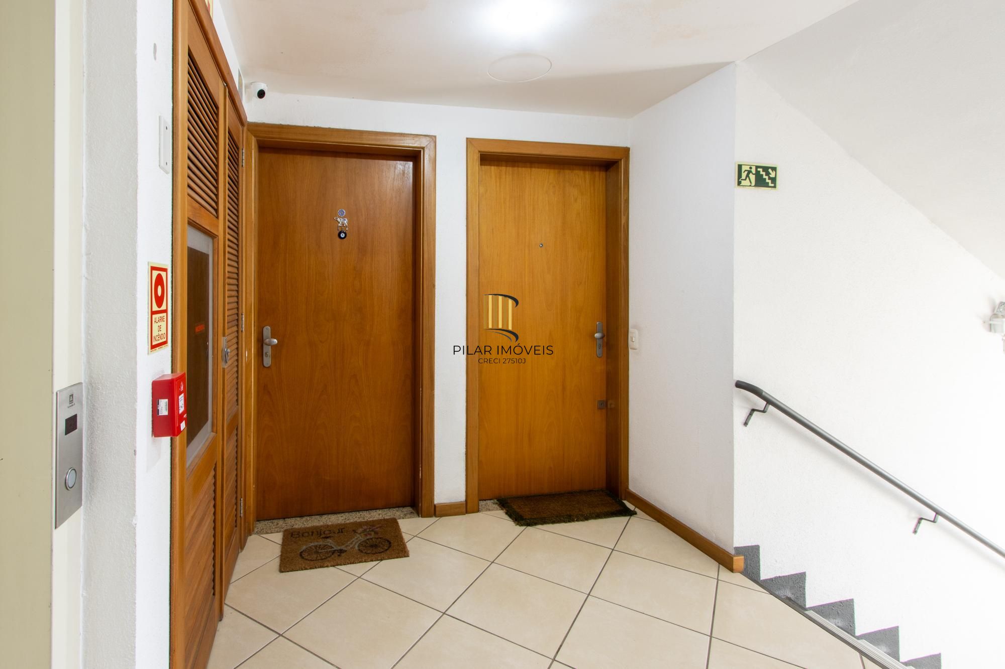 Apartamento de 2 dormitórios, na zona sul de Porto Alegre, semi-mobiliado, churrasqueira e box escriturado.
