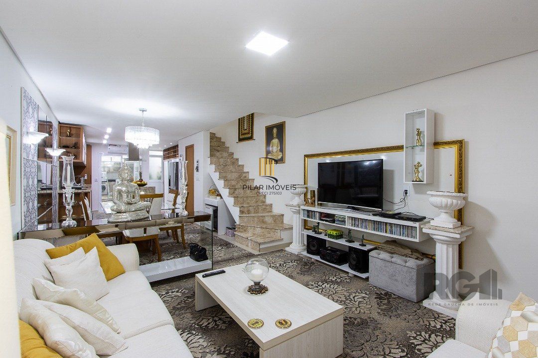 casa possui 3 suítes, 2 com closet