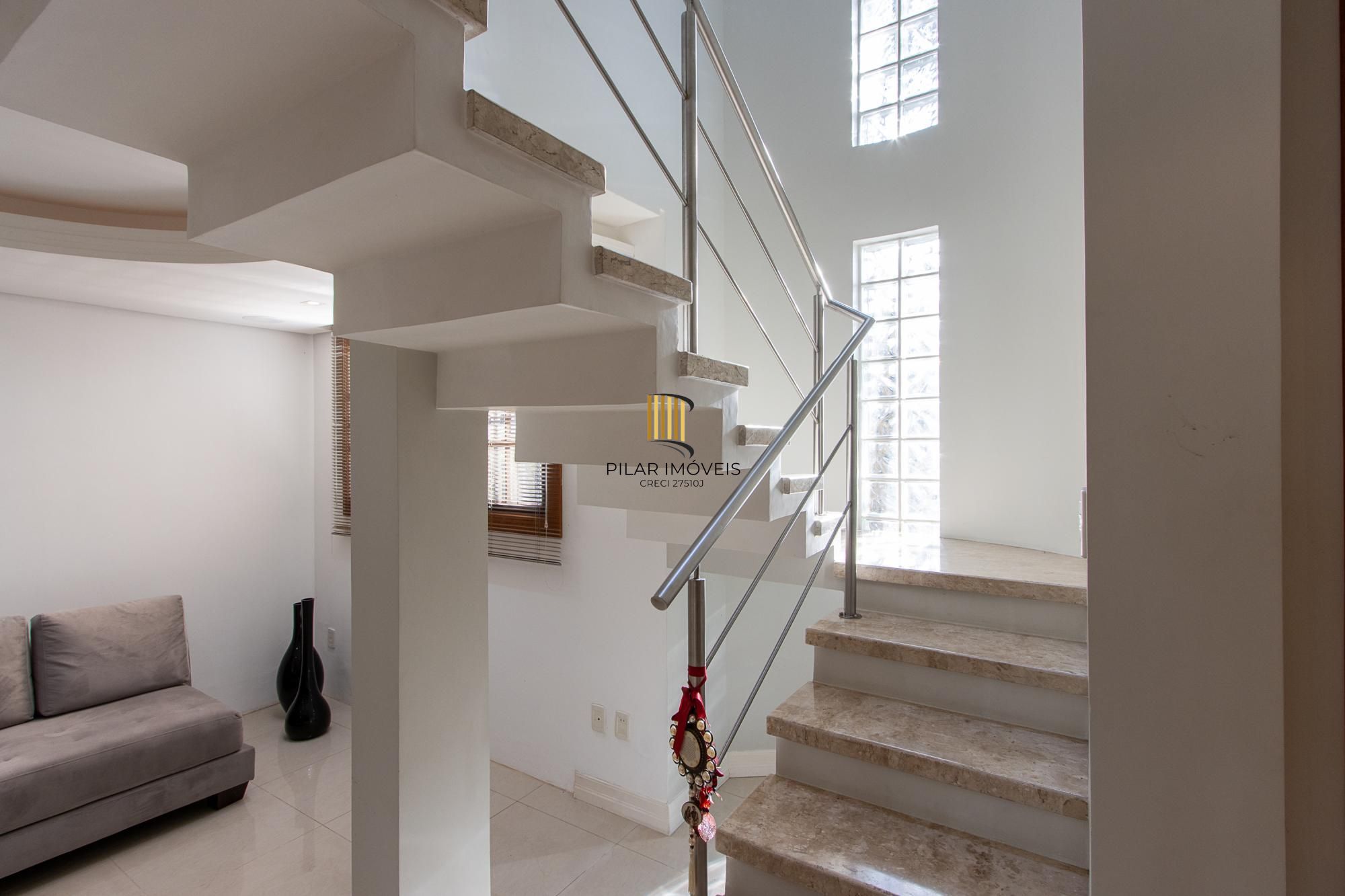 Excelente casa de 3 dormitórios, 1 suíte, pátio, piscina e vaga para 2 carros cobertas.