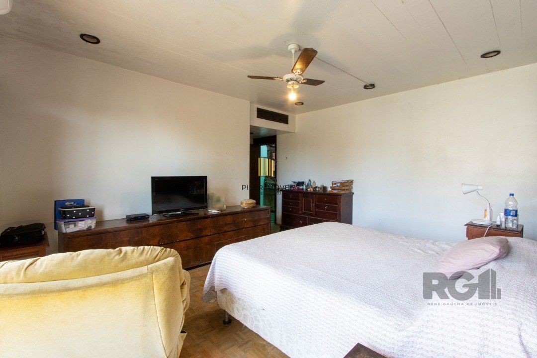 Casa com 724 m² privativos, 4 dormitórios sendo 4 suítes, 6 vagas sendo 3 cobertas
