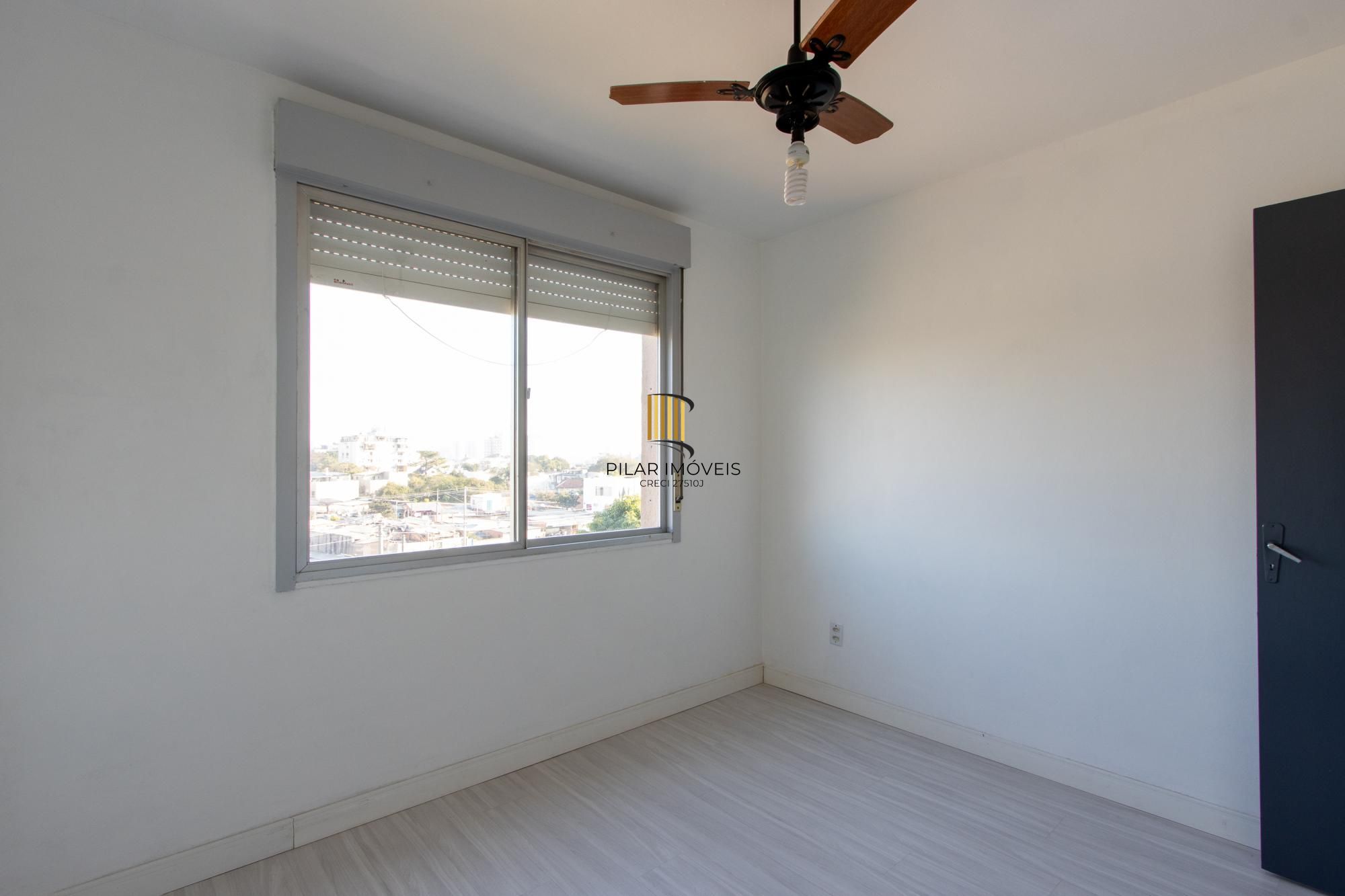 Apartamento semimobiliado à venda no bairro Cristal, 2 dormitórios, 2 banheiros, 1 vaga coberta e vista livre para o Guaíba