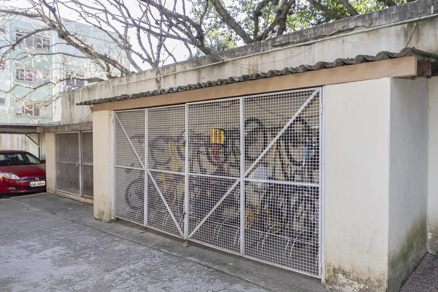 Apartamento de 2 quartos, no Bairro Tristeza, semi-mobiliado, com vaga escriturada.