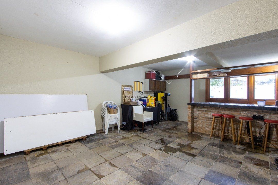 Casa no bairro Cristal, Possui 4 dormitórios, sendo 1suíte, closet e banheira de hidromassagem, com possibilidade de um podendo 1 dormitórios extra.