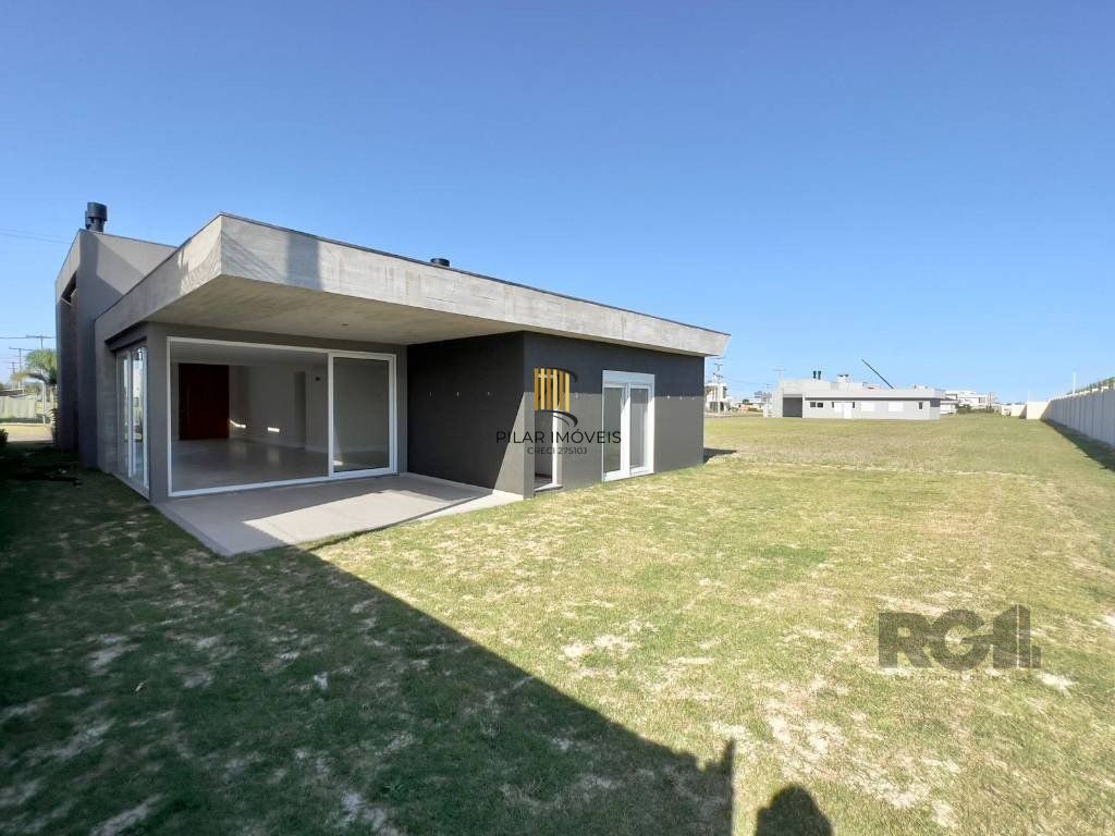 Casa térrea, com 225M², 04 suítes, sendo uma suíte americana, lavabo, living integrado, área de serviço.
