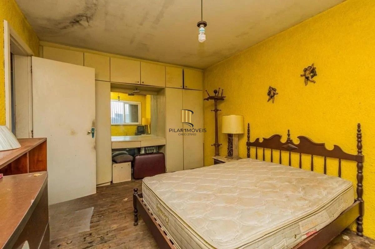 Casa com 5 dormitórios e 3 vagas no bairro Assunção