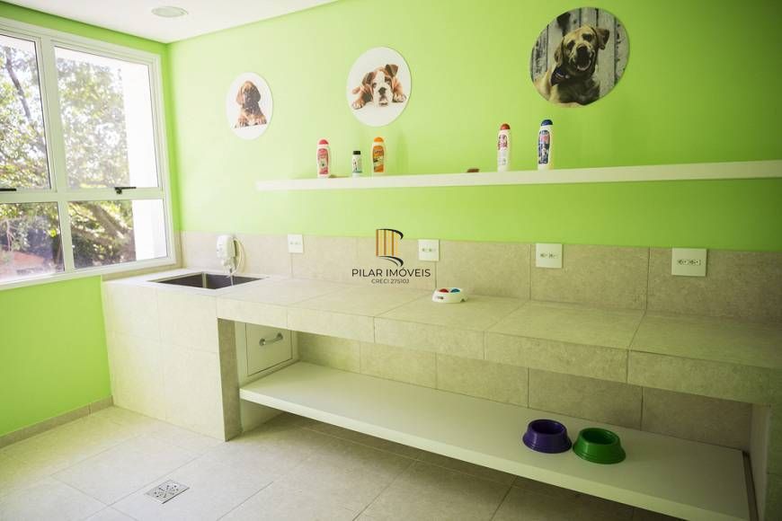 Apartamento de 2 dormitórios, living, cozinha planejada, área de serviço, banheiro social e 1 vaga de garagem escriturada.