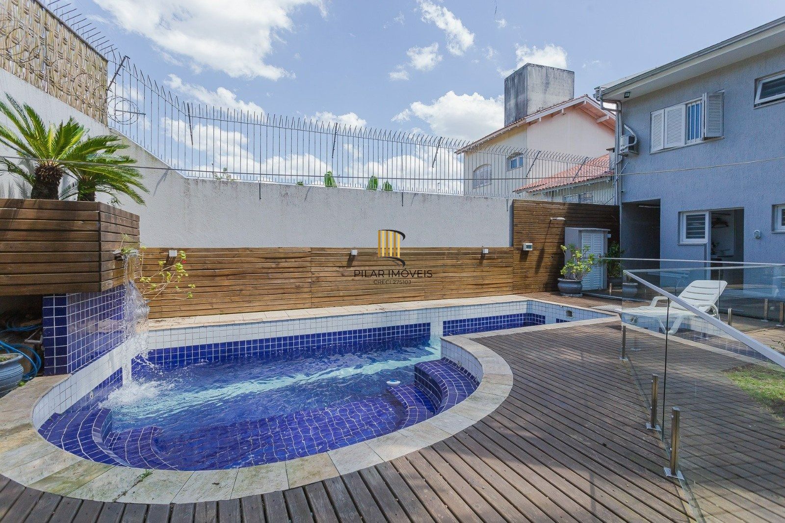 Casa Imponente com 5 Dormitórios (3 Suítes) no Bairro Chácara das Pedras