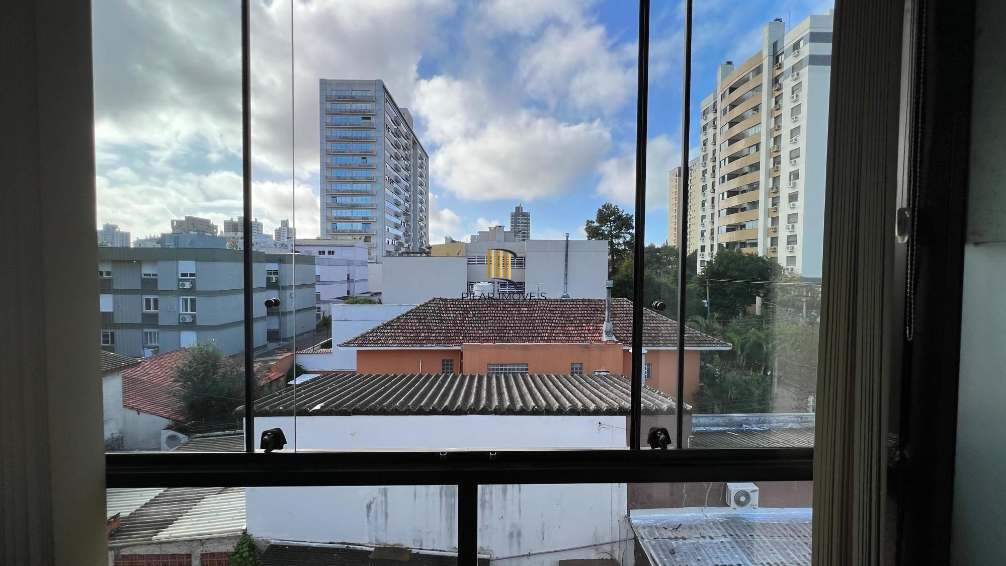 Cobertura no bairro Menino Deus com 01 dormitório sendo suíte