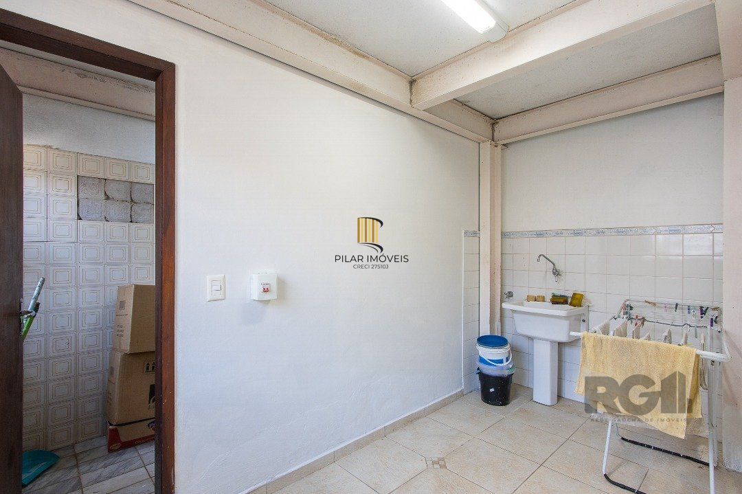 Casa 4 dormitórios no bairro Azenha