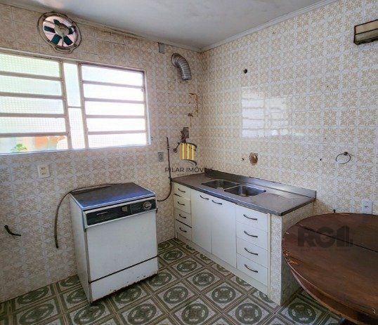 casa à venda no bairro Menino Deus em Porto Alegre. Com 160m² de área privativa
