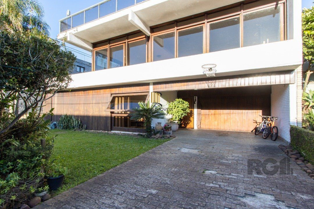 Casa em condomínio que possui  3 dormitórios, sendo 1suíte, lavabo, escritório, possibilidade de um 4 dormitório,