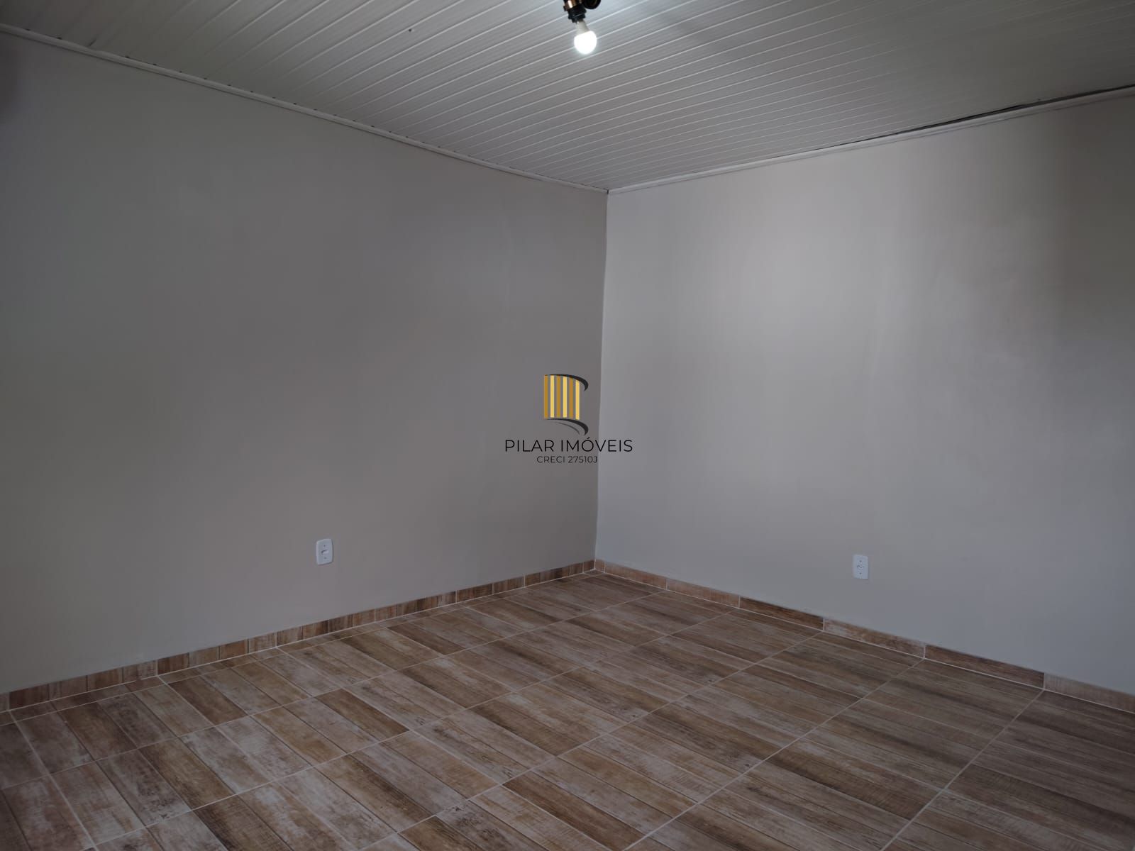 Casa de alvenaria, com 3 quartos, 1 suíte e 3 vagas de garagem.