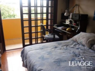 casa com 4 dormitórios, sendo uma suíte , e 530 area privativa