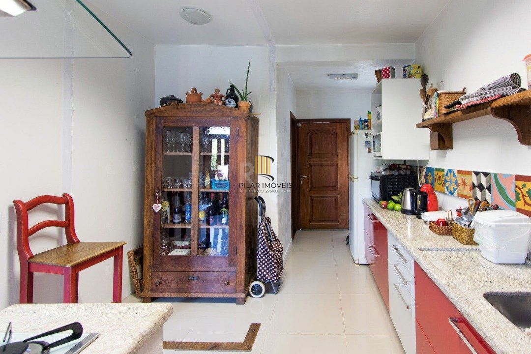 Casa para Venda - 250m², 3 dormitórios, sendo 2 suites, 3 vagas - Ponta Grossa