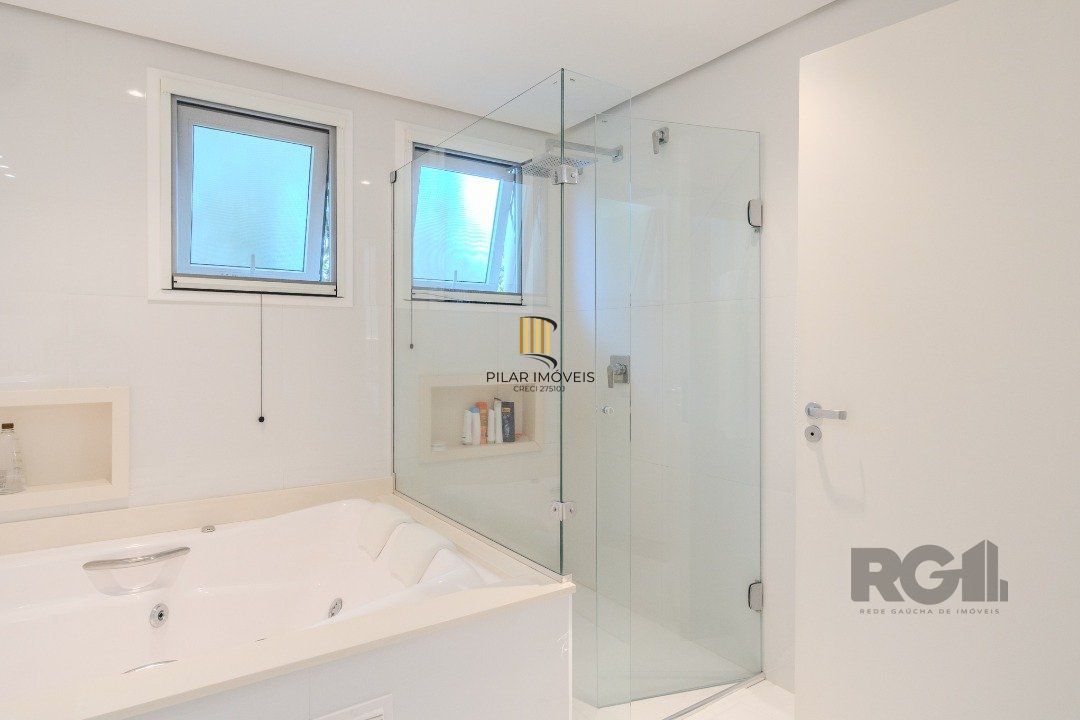 Casa semimobiliada e possui 3 suítes (sendo 1 delas master com closet e hidro)