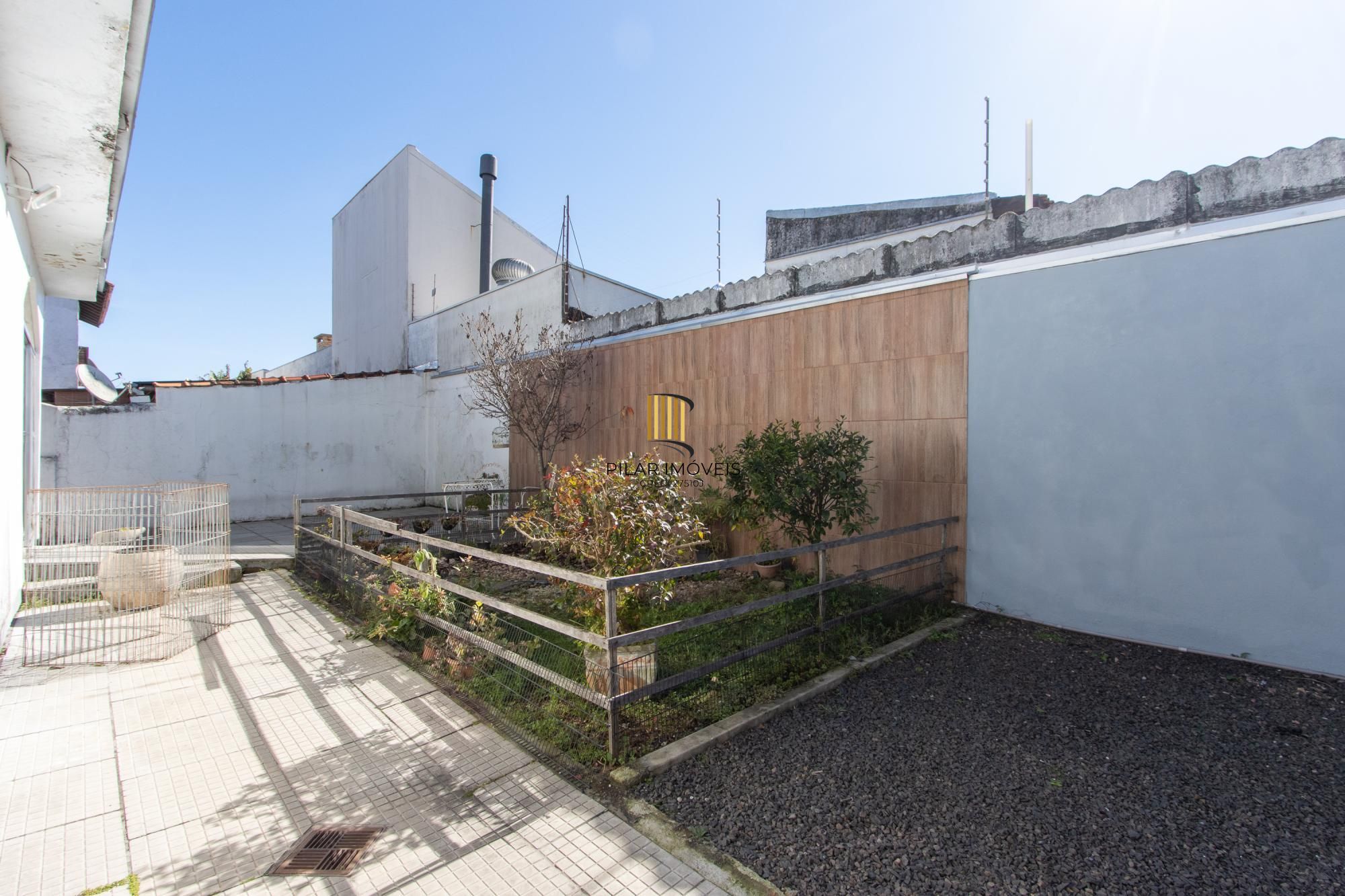 Casa 3 Dormitórios no Bairro Tristeza com 2 Vagas de Garagem