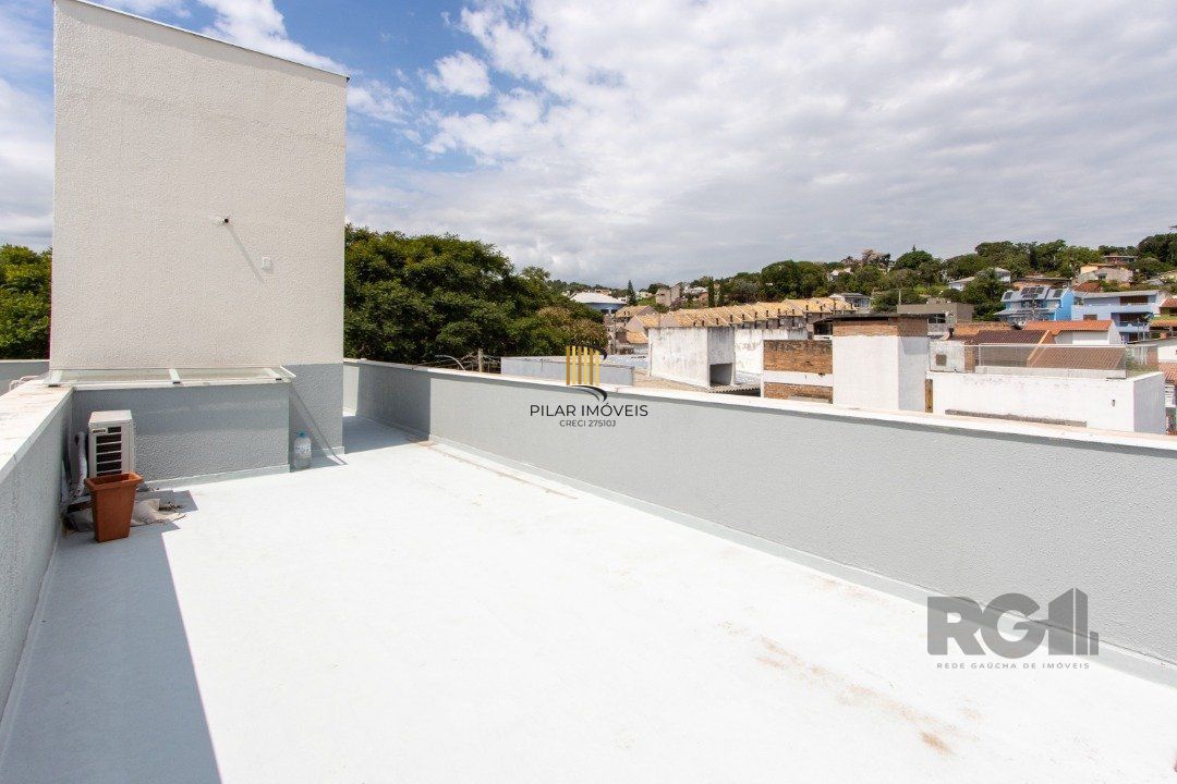 Sobrado com dois andares e área de terraço,