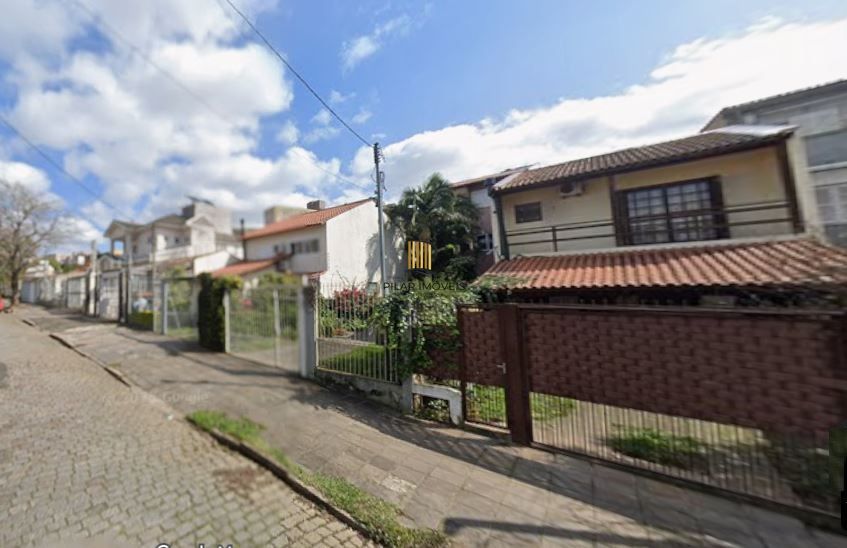 Sobrado com 3 quartos (1 suíte), pátio, 3 vagas de garagem - Bairro Santo Antonio