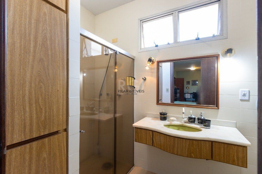 Sobrado com 345m² privativos, 3 suites, 2 vagas, churrasqueira. pátio com piscina - Bairro Cristal