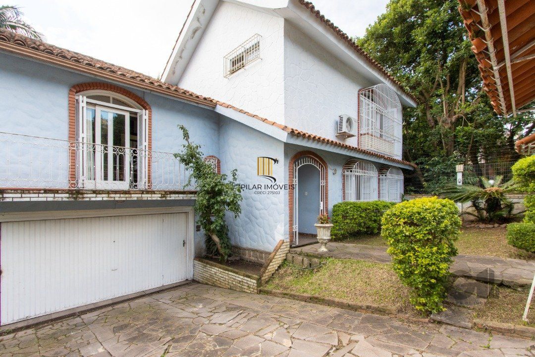 Casa no bairro Cristal, Possui 4 dormitórios, sendo 1suíte, closet e banheira de hidromassagem, com possibilidade de um podendo 1 dormitórios extra.