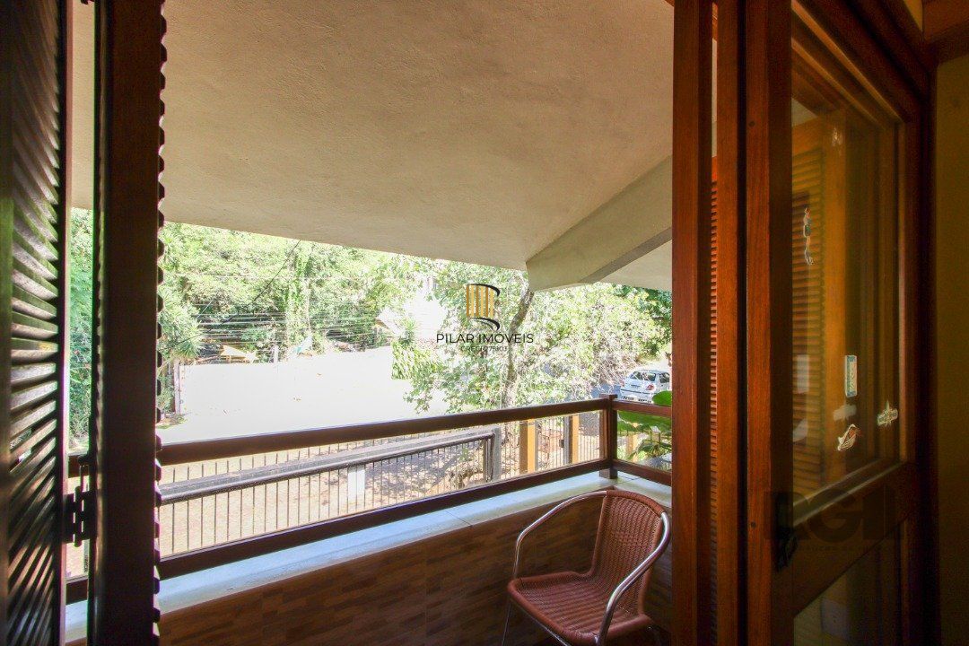 Casa com 4 dormitórios, sendo 1 suíte, com 2 vagas cobertas, no bairro Nonoai, Porto Alegre, RS