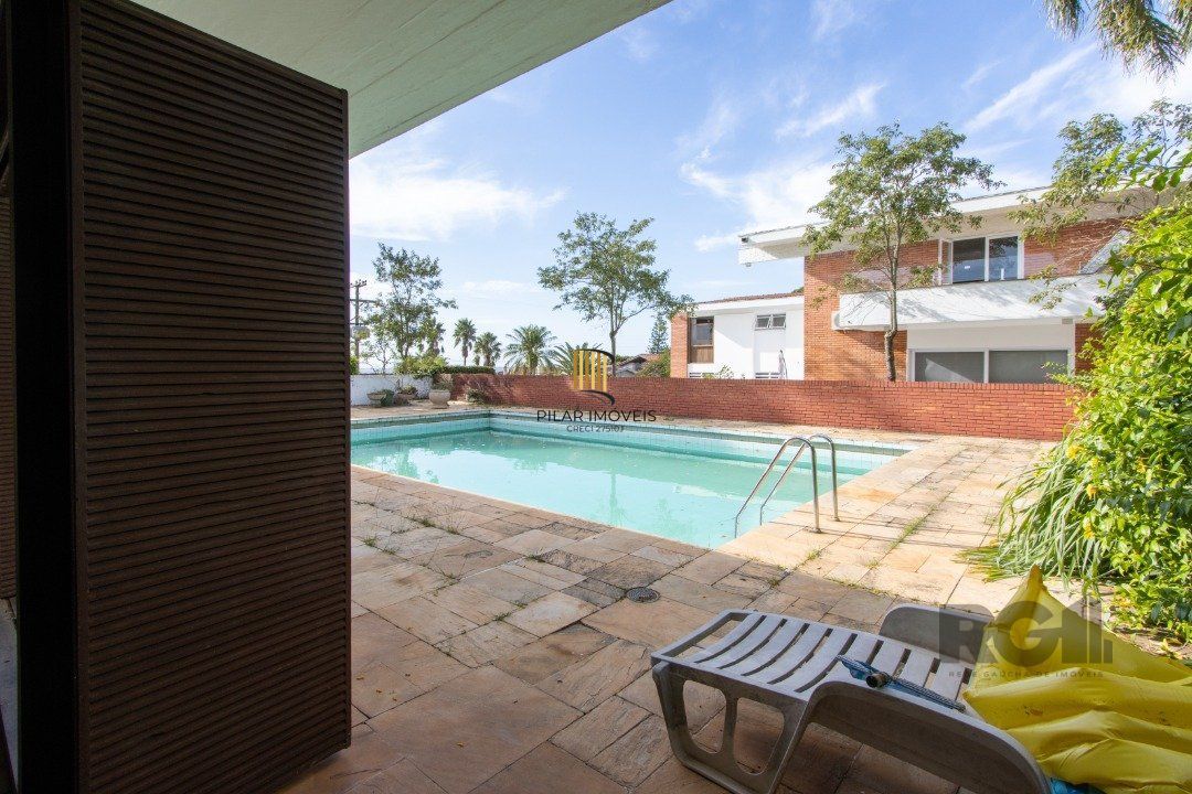 Casa com 724 m² privativos, 4 dormitórios sendo 4 suítes, 6 vagas sendo 3 cobertas