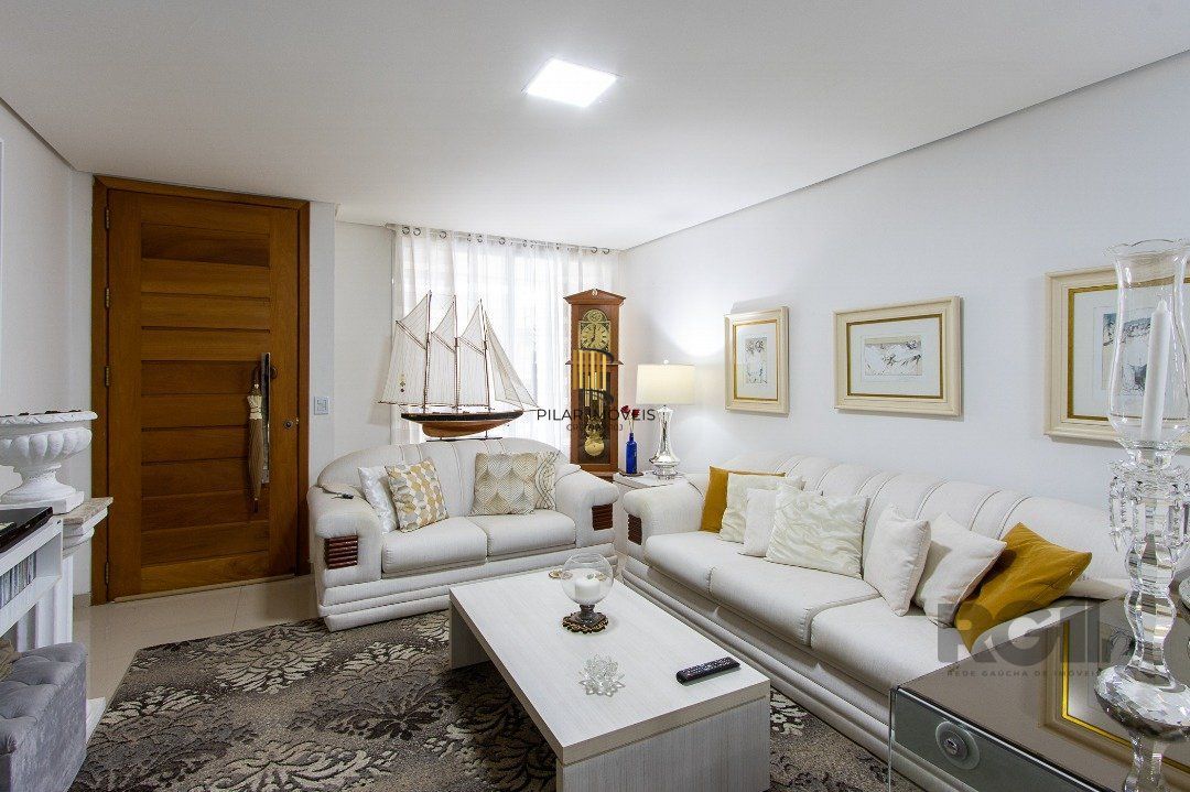 casa possui 3 suítes, 2 com closet