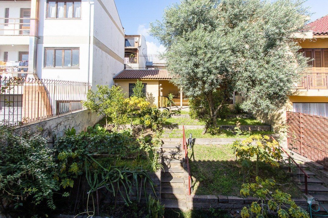 Casa tipo sobrado, com 3 dormitórios em Canoas