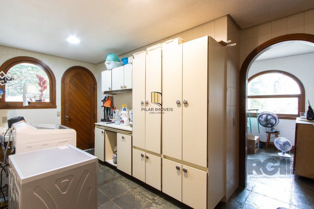 Casa para Venda - 645m², 4 dormitórios, sendo 4 suites, 11 vagas - Tristeza