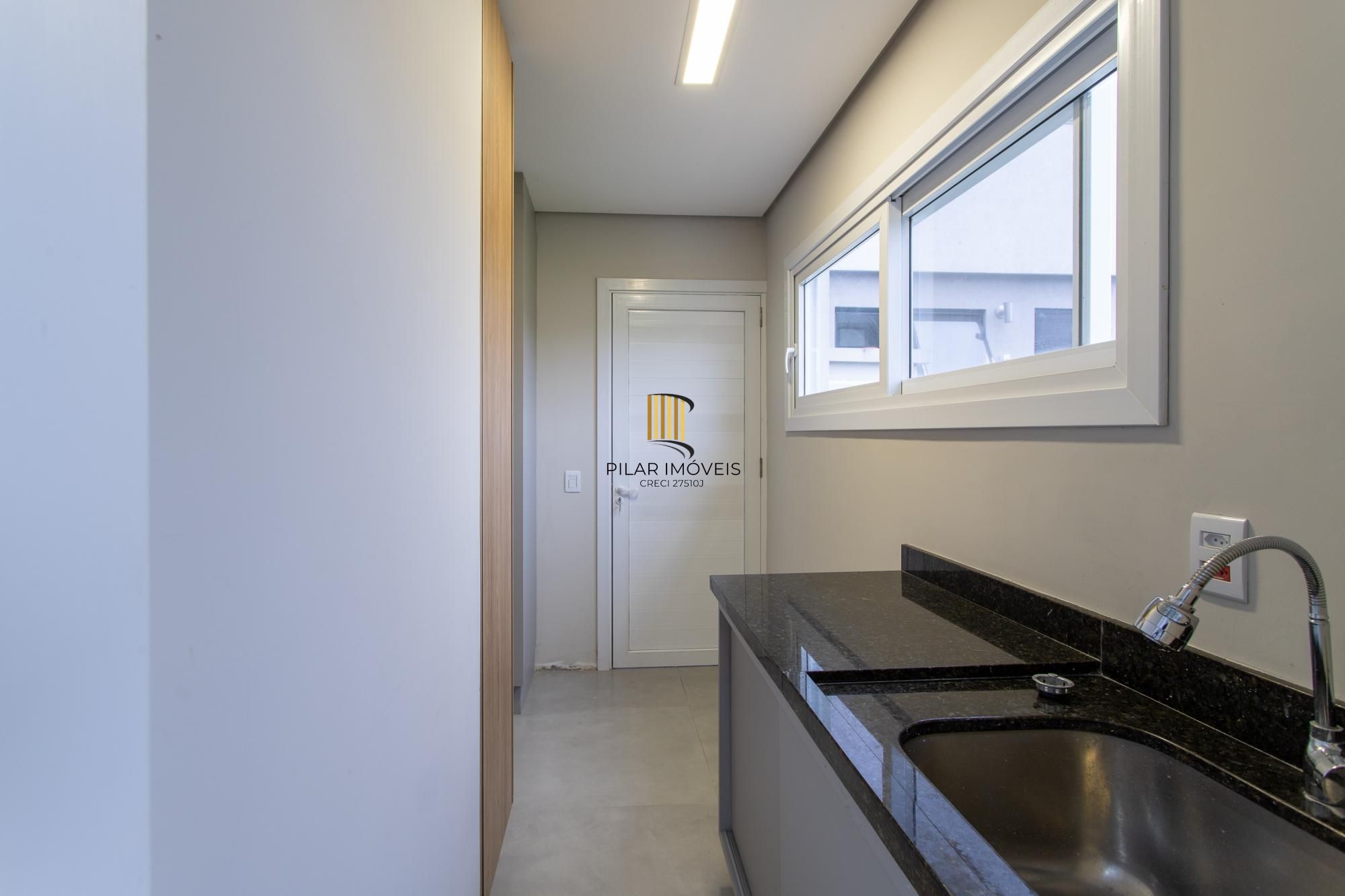 Casa Condominio para Venda - 300m², 3 dormitórios, sendo 3 suites, 2 vagas - Alphaville